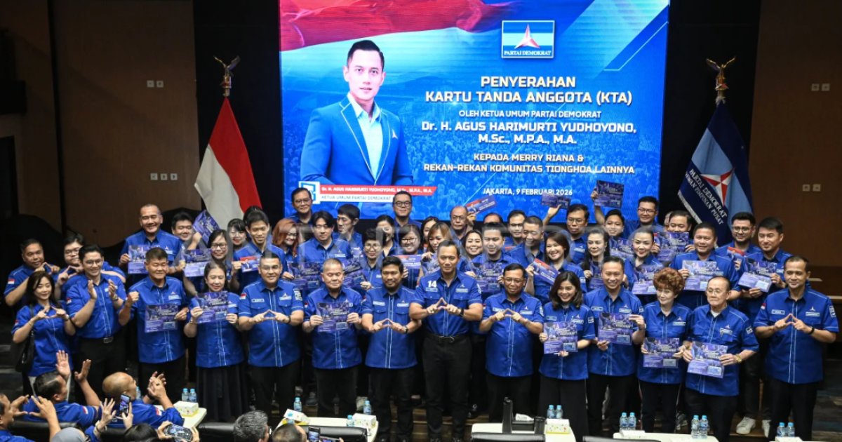 AHY Serahkan KTA Demokrat ke Merry Riana, Siap Didaulat Jadi Jurkam Nasional