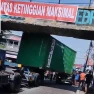 Mobil mini Bus tertimpa Kontainer yang tersangkut di Jembatan Talang Kota Bogor.