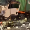 Truck Pengangkut Bata di Tabrak Mobil Kontainer, Lalin Cibubur Macet Parah