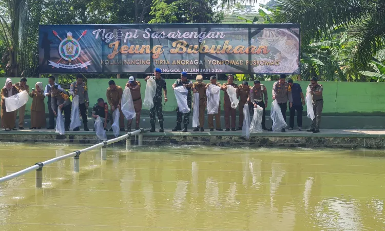 Menyebaran Ikan ke Kolam Pancing