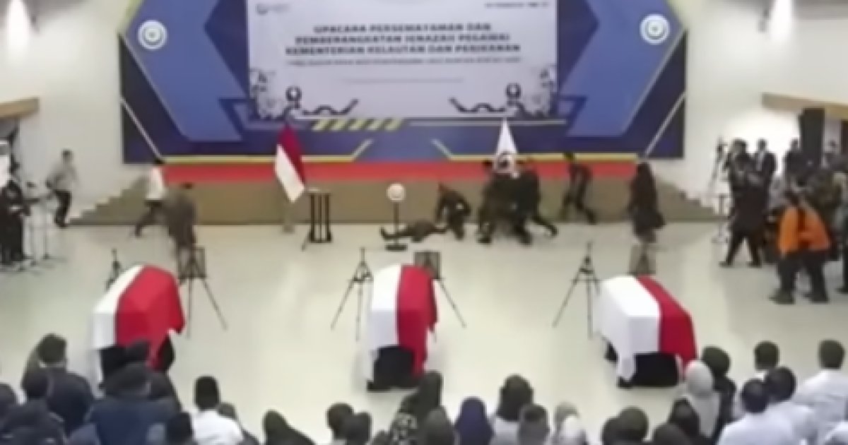 Menteri Sakti Wahyu Trenggono Pingsan Saat Pimpin Upacara Persemayaman Korban Pesawat ATR 42-500