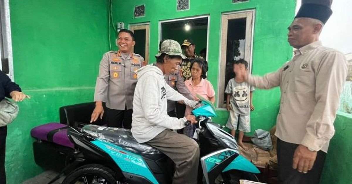 Kapolres Metro Depok Kunjungi Suderajat Penjual Es Kue Jadul, Beri Motor dan Modal Usaha