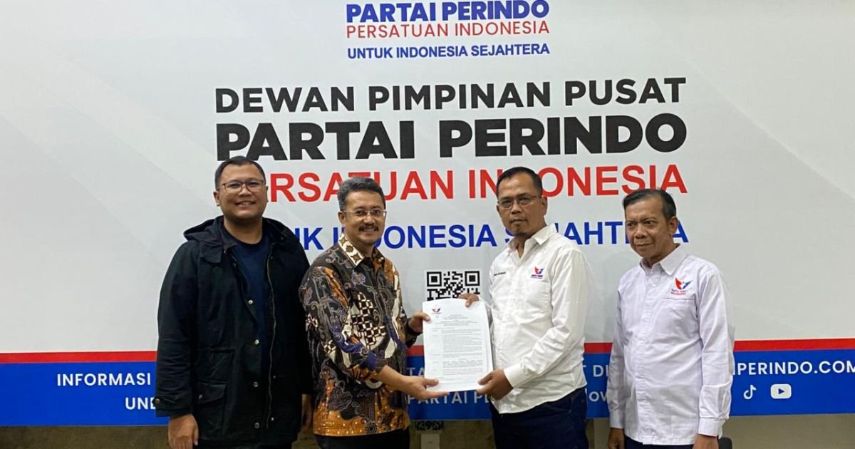 Sekjen DPP Partai Perindo Ferry Kurnia Rizkiyansyah menyerahkan SK Pelaksana Tugas Ketua DPD Perindo Kabupaten Bogor kepada Idrus Iskandar di Jakarta, Selasa (3/1/2026).