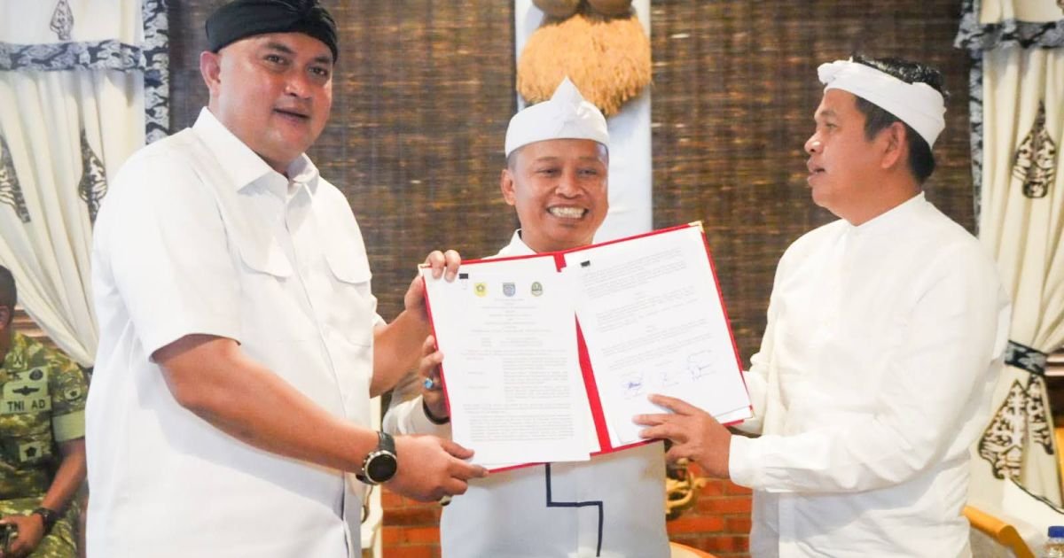 Bupati Bogor Rudy Susmanto (kiri), Walikota Depok Supian Suri dan KDM