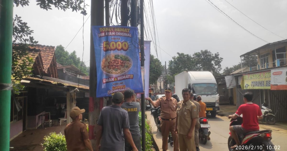 Satpol PP Tertibkan Spanduk Liar di Jatirangga, Jaga Estetika dan Keselamatan Kota