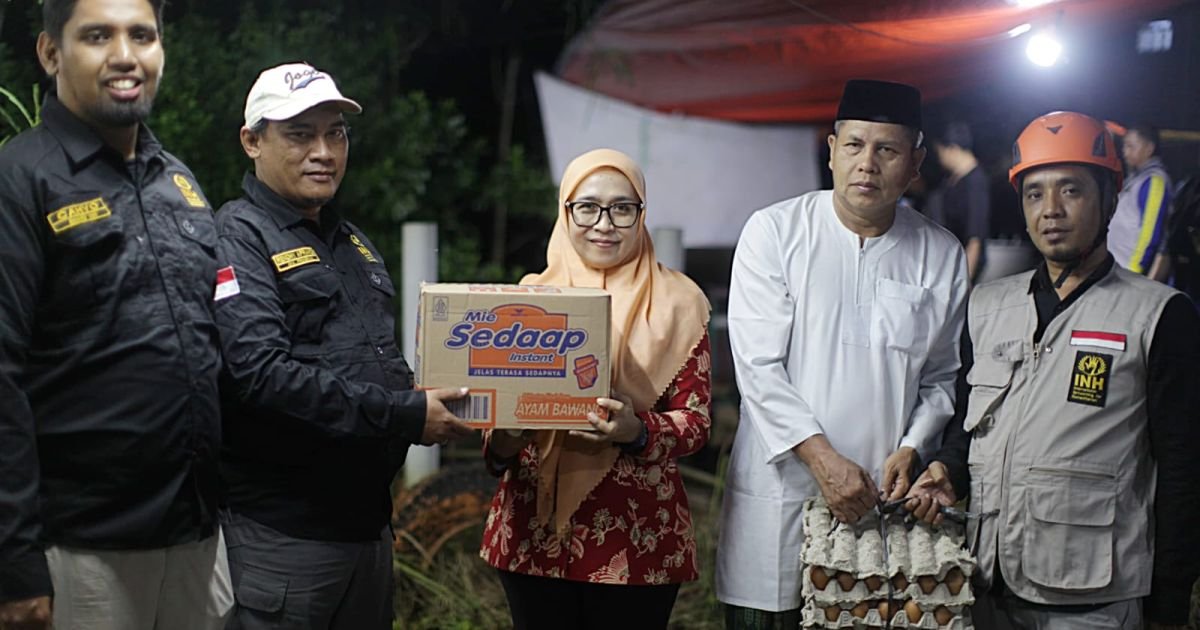 Foto eks karyawan INH Muhammad Nurul Nasruli pojok kanan saat menyalurkan bantuan untuk korban bencana banjir di Kecamatan Klapanunggal, Bogor beberapa waktu lalu