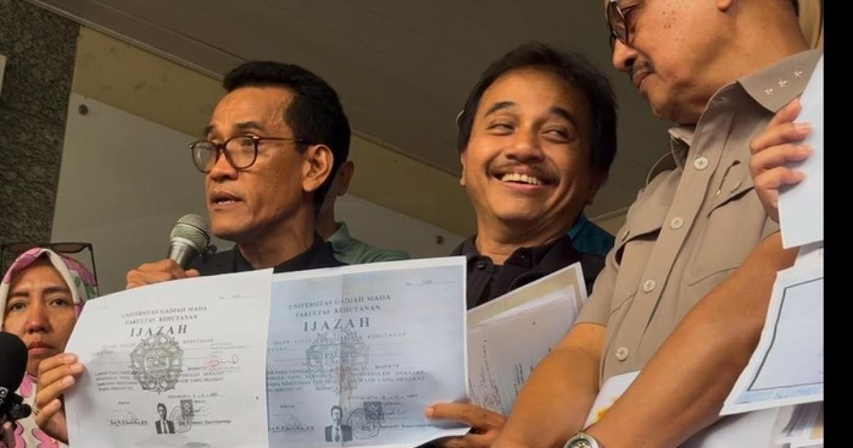 Roy Suryo memperlihatkan dua lembar fotokopi ijazah atas nama Joko Widodo kepada awak media
