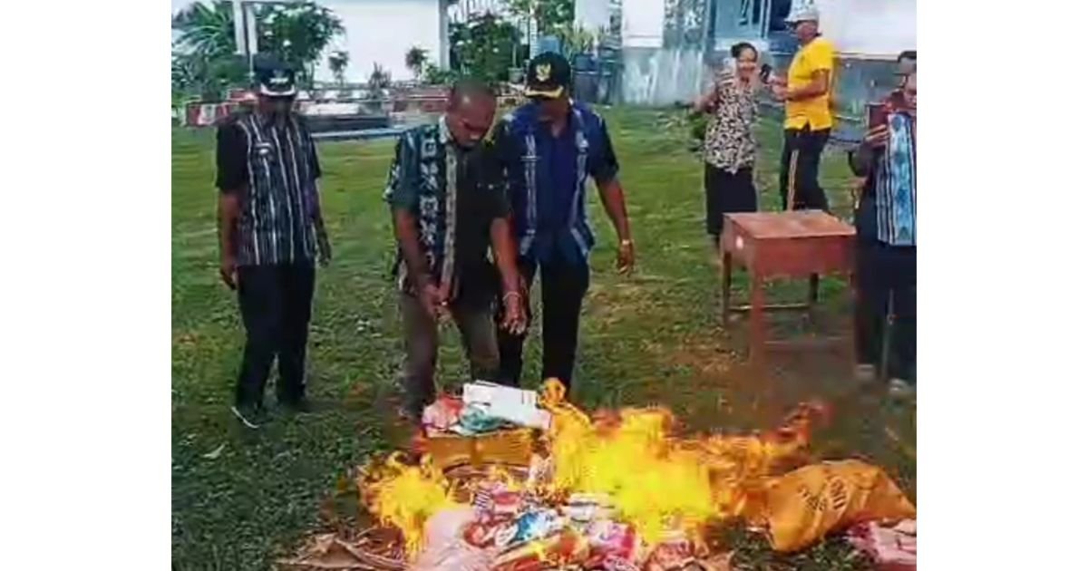 Pemusnahan barang-barang kedaluwarsa di depan Kantor Camat Fordata.