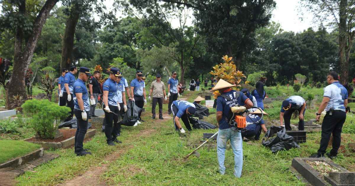 Sambut Ramadhan 1447 H, Lapas Cibinong Bersihkan Area Makam Pahlawan