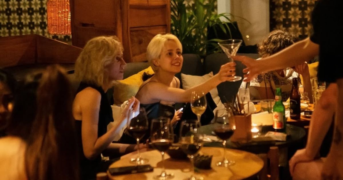 Suasana hangout malam yang hangat dan elegan di Queens Head Jakarta: Ist