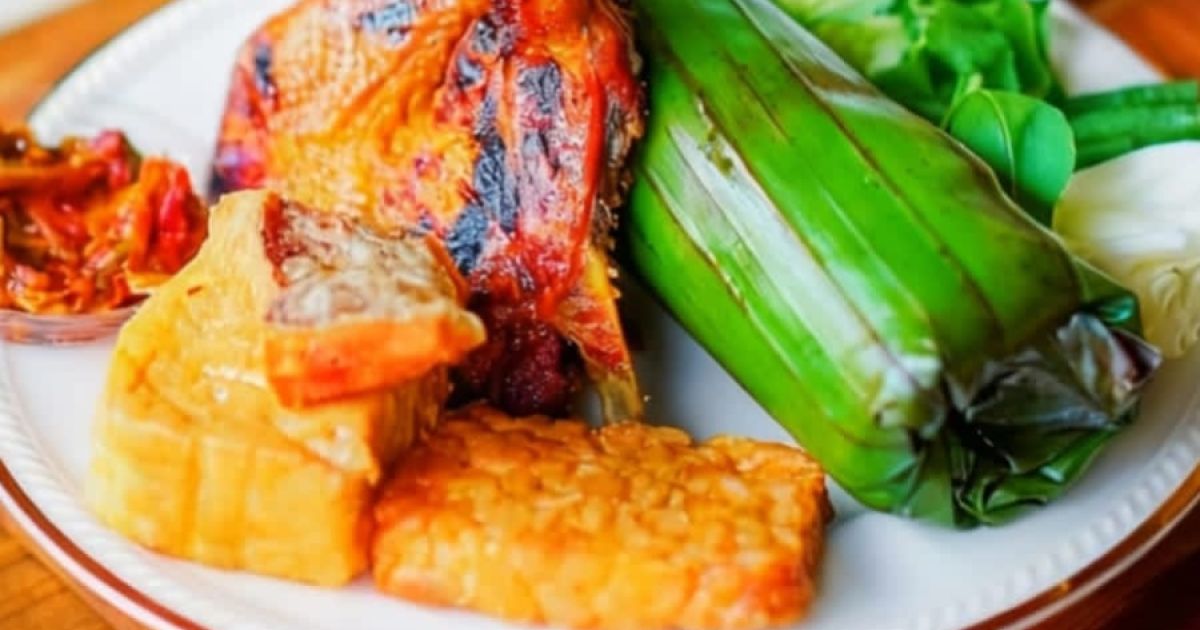 Grand opening 7 Maret 2026, Cafe Kopi Jurang by Atok di Jalan Raya Cibedug, Ciawi, Bogor, hadirkan promo diskon 20 persen untuk seluruh menu kecuali nasi timbel ayam. Khusus menu andalan seharga Rp40 ribu per pax, tersedia paket berbuka lengkap dengan takjil dan air mineral.