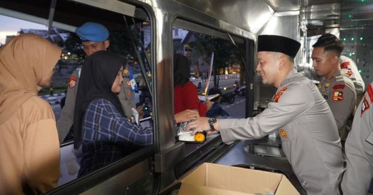 Kapolres Bogor AKBP Wikha Ardilestanto Bagi Takjil dan Buka Puasa Bersama Mahasiswa di Pakansari