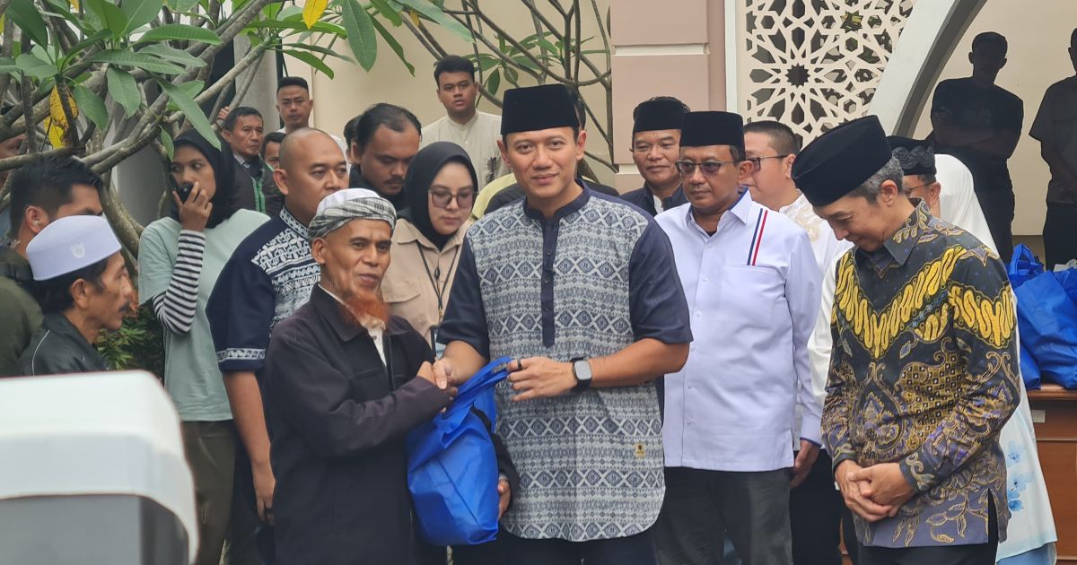 Menteri Koordinator Bidang Infrastruktur dan Pembangunan Kewilayahan, Agus Harimurti Yudhoyono (AHY), memberikan bantuan sembako kepada Perwakilan DKM Se-Kota Bogor.