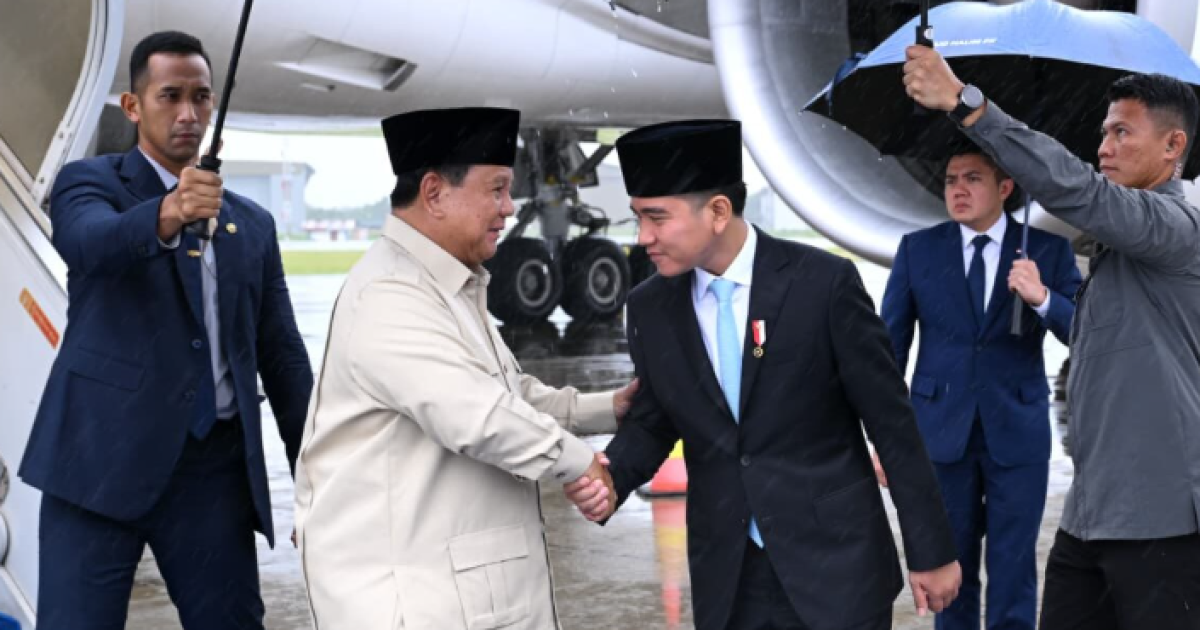 Presiden Prabowo Subianto tiba di Pangkalan TNI AU Halim Perdanakusuma, Jakarta, pada Jumat, 27 Februari 2026. Foto: BPMI Setpres