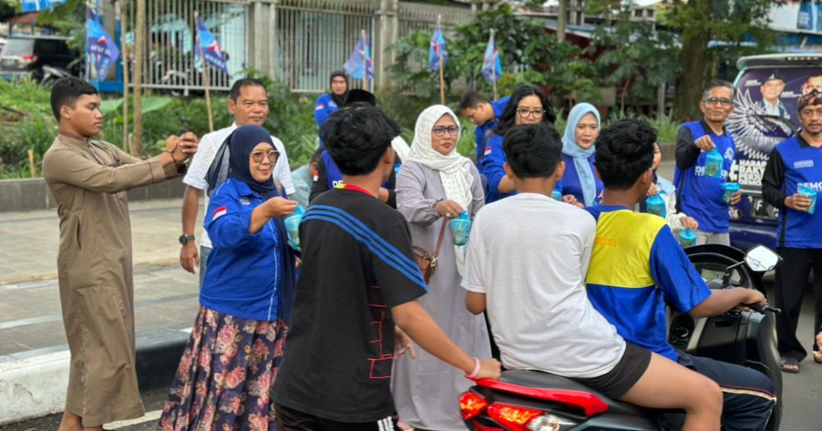 Momentum Ramadan, DPC Partai Demokrat Kabupaten Bogor Berbagi 200 Takjil untuk Pengguna Jalan