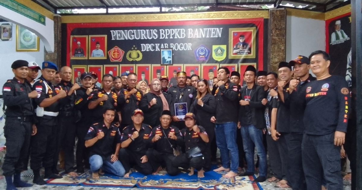 Foto bersama usai menyerahkan SK Perpanjangan.