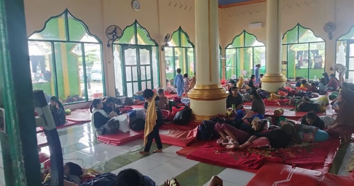 Pengungsi banjir bertahan di Masjid Raya Jabal Nur, Perumnas Antang, Makassar, Minggu (1/3/2026).