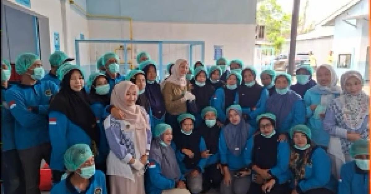 Dina Lorenza Audria Tinjau Dapur MBG di Desa Wringin Bondowoso, Tekankan Kualitas dan Dampak Lapangan Kerja