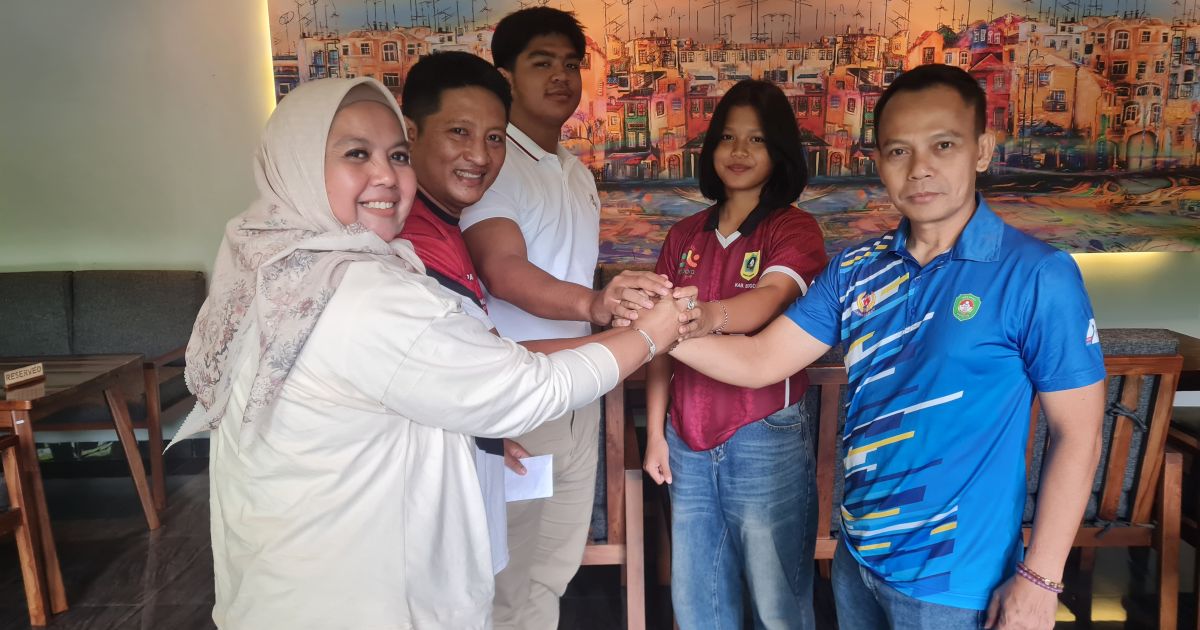 Ketua Pertina Kabupaten Bogor (Kaos Biru) bersama Atlet Utami Alam dan Pasha Al Buchori.