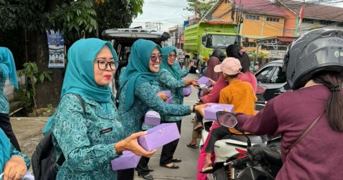 TP PKK Desa Cicadas Bagikan 200 Paket Takjil kepada Pengguna Jalan