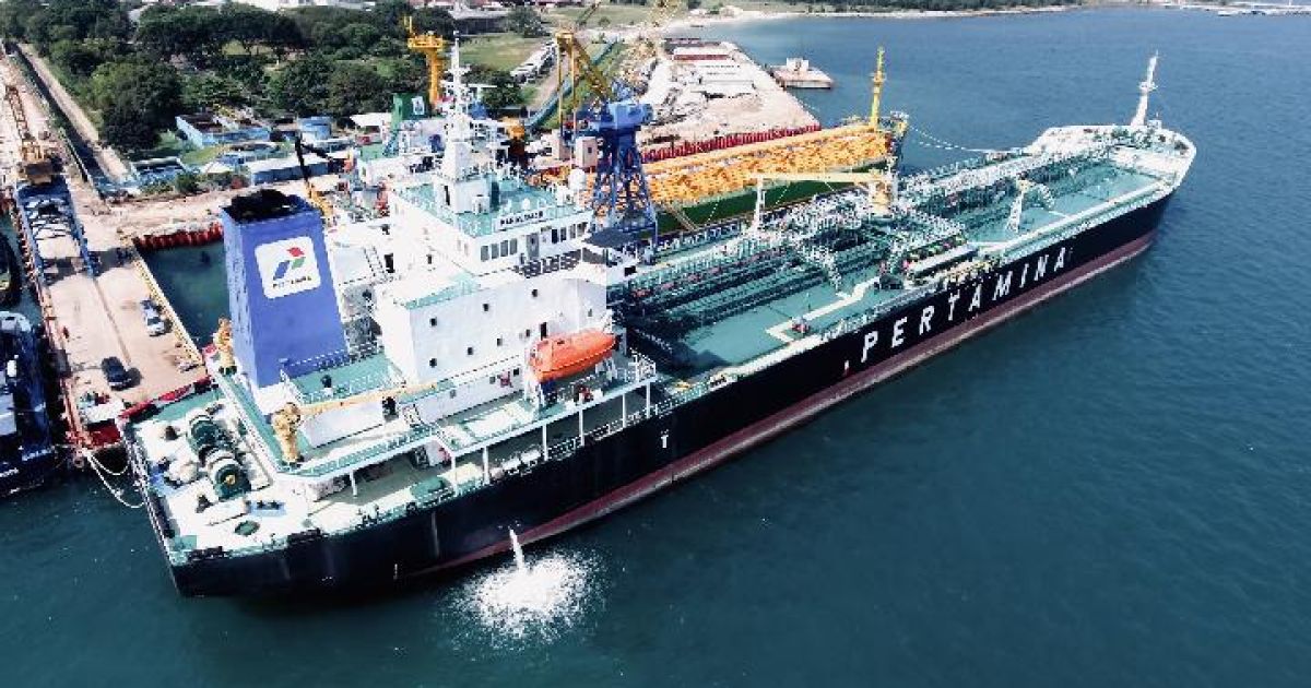 Kapal milik PT Pertamina International Shipping (PIS) berlabuh di dermaga sebagai bagian dari distribusi BBM dan LPG nasional, Jumat (4/7/2025). (Foto: Dok. PT. Pertamina)