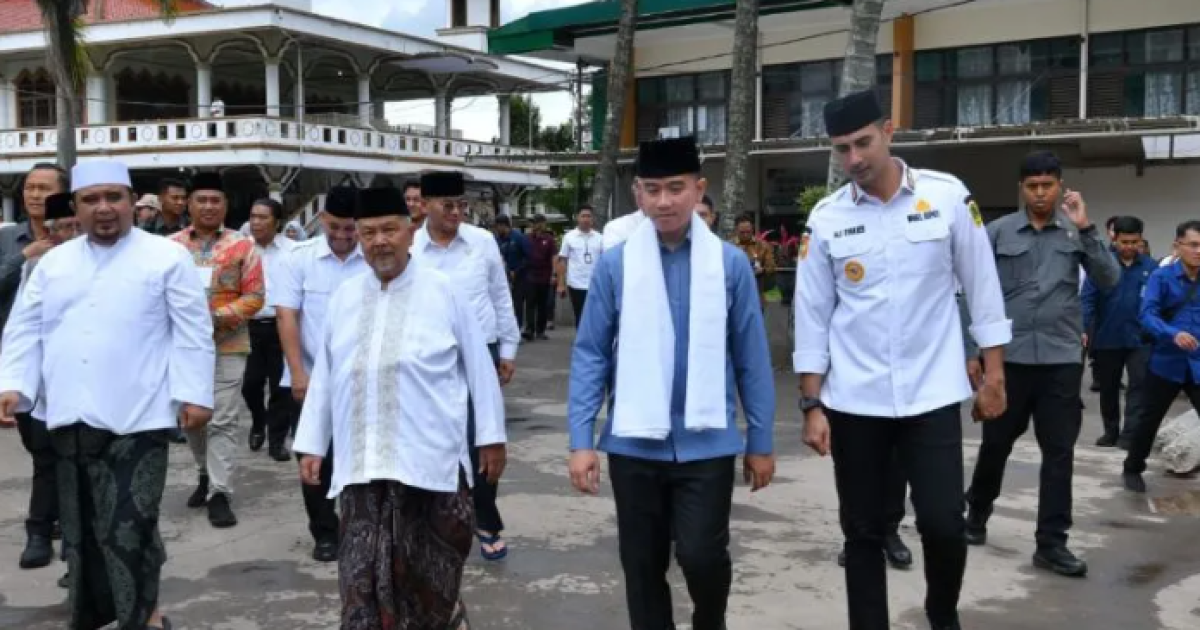 Gibran Tinjau Pelatihan AI dan Robotik Santri di Ponpes Baitul Arqom Bandung