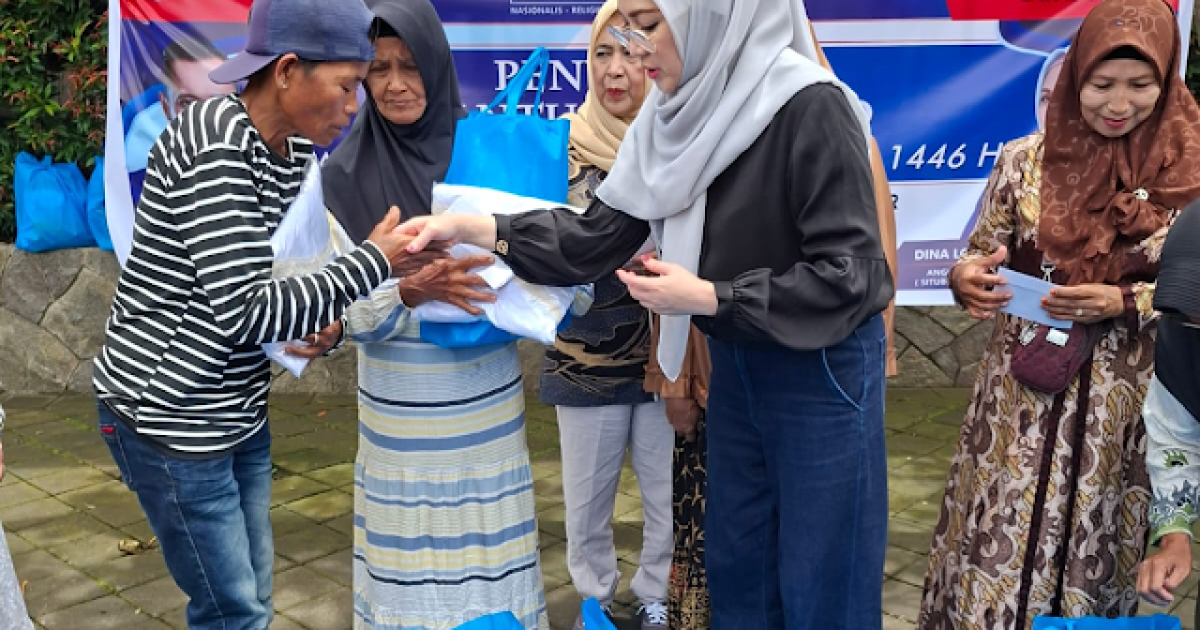 Demokrat Peduli! Dina Lorenza Salurkan Sembako dan Perlengkapan Ibadah kepada Warga Desa Sukosari Bondowoso