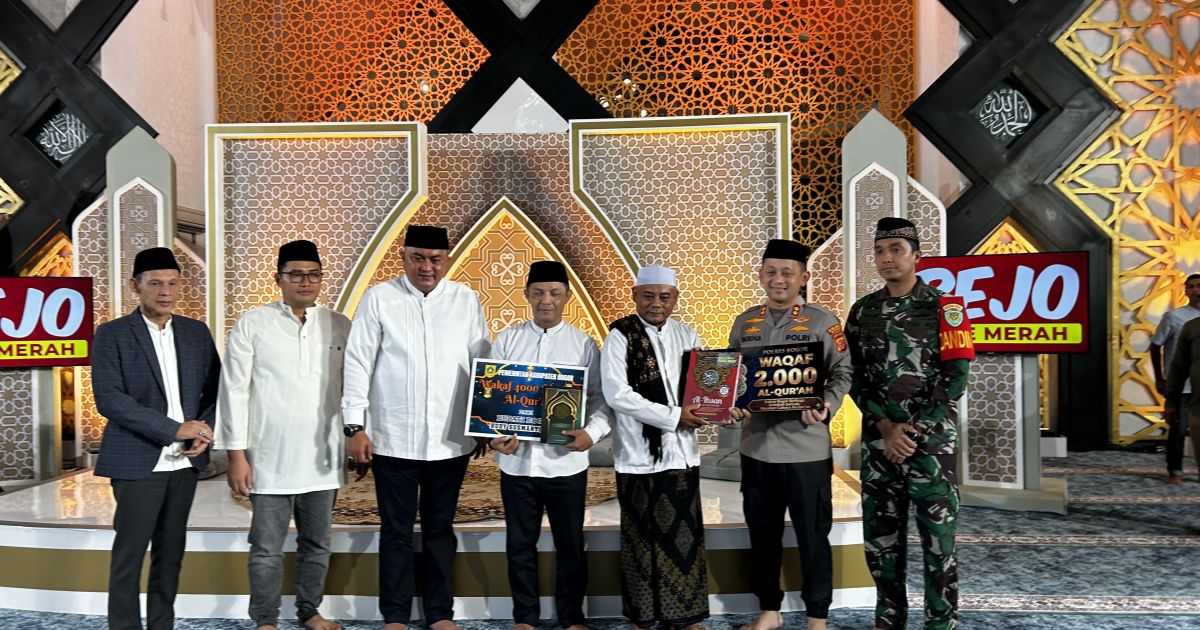 Polres Bogor Wakafkan 2.000 Mushaf Al-Qur’an pada Peringatan Nuzulul Quran di Masjid Baitul Faizin