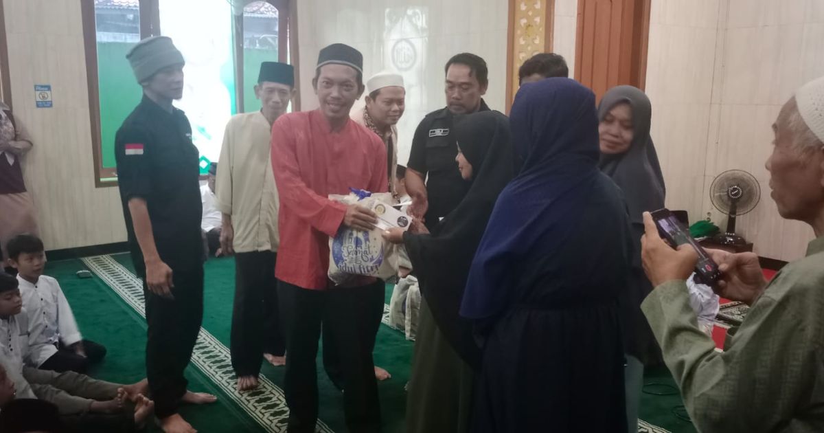 Pemuda Karang Taruna Unit 19 Tlajung Udik Santuni 22 Anak Yatim dan 31 Duafa, Perkuat Kepedulian di Bulan Ramadan