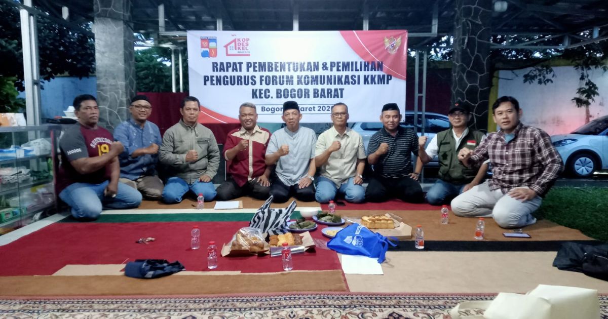 Perwakilan Koperasi Kelurahan Merah Putih (KKMP) se-Kecamatan Bogor Barat berfoto bersama usai rapat pembentukan Forum Komunikasi KKMP Bogor Barat (FORKOM KKMP Bogor Barat) di Pendopo 456, Kelurahan Cilendek Timur, Minggu (8/3/2026). Dalam pertemuan tersebut, peserta secara aklamasi memilih Dita Mirwandi sebagai ketua forum.