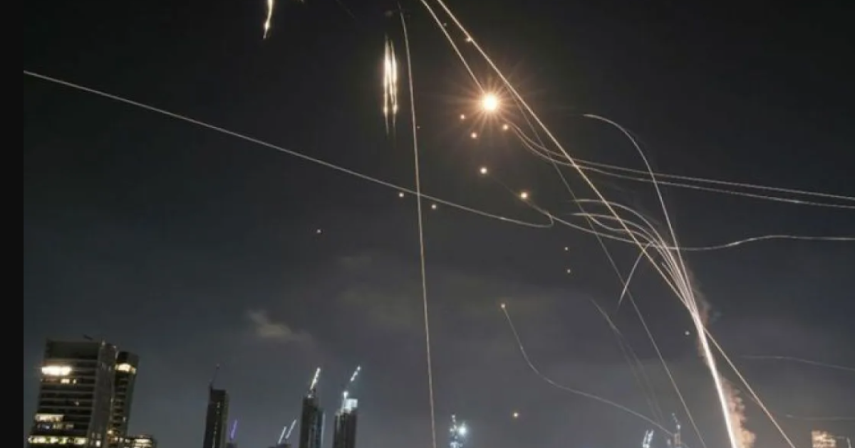 Serangan rudal tersebut sempat memicu sirene peringatan serangan udara di beberapa bagian wilayah Israel