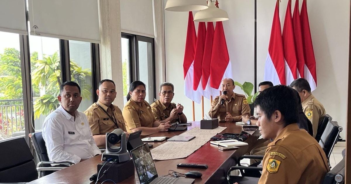 Rapat koordinasi penanganan sampah bersama para camat dan kepala desa secara langsung maupun melalui Zoom, Senin (9/3/2026).