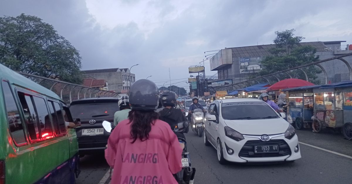 Aktivitas pasar malam di lahan terminal mangkrak Kelurahan Harjasari, Bogor Selatan, disebut memicu kemacetan di Jalan Raya Ciawi–Bogor.