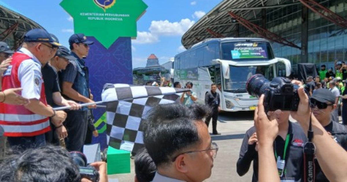 Pelepasan pemudik bersama Menko Bidang Infrastruktur dan Pembangunan Kewilayahan, Agus Harimurti Yudhoyono, di Terminal Pulo Gebang, Jakarta Timur, Jumat (13/3/2026).