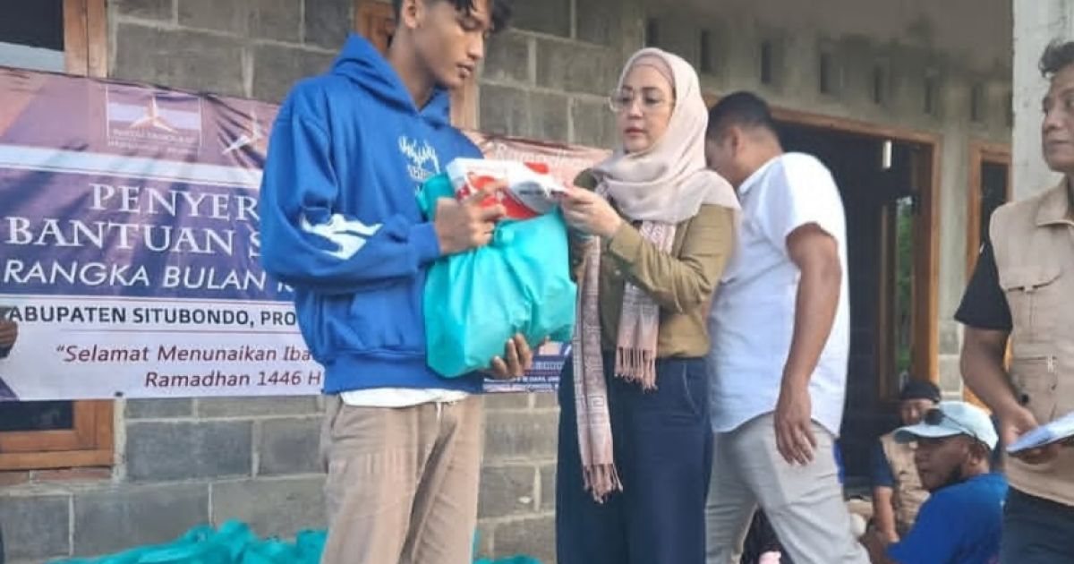 Dina Lorenza Audria, anggota Komisi VII DPR RI memberikan bantuan kepada warga di Kecamatan Kapongan, Kabupaten Situbondo, Jawa Timur.
