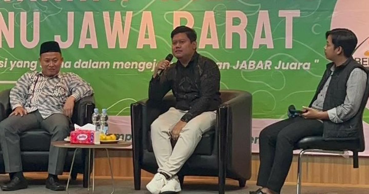 Koordinator Pusat Forum Cendekiawan Muda Indonesia (FORCEMI), Ramdhan Agung Giri Nugroho (Tengah).