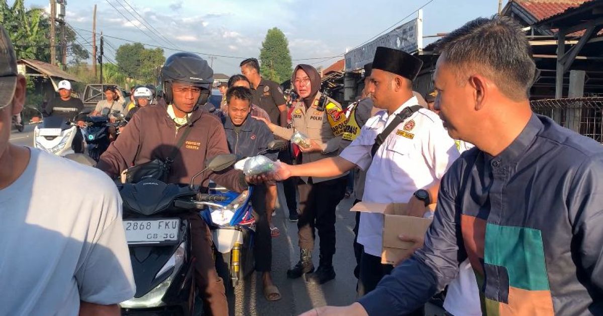 Karang Taruna Kemang Bersama Forkopimcam Bagikan Takjil dan Santunan Dhuafa di Jalan Raya Kemang Parung