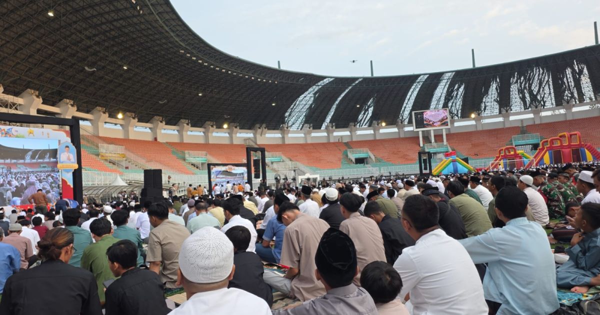 Ribuan Warga Padati Stadion Pakansari Cibinong untuk Salat Idulfitri