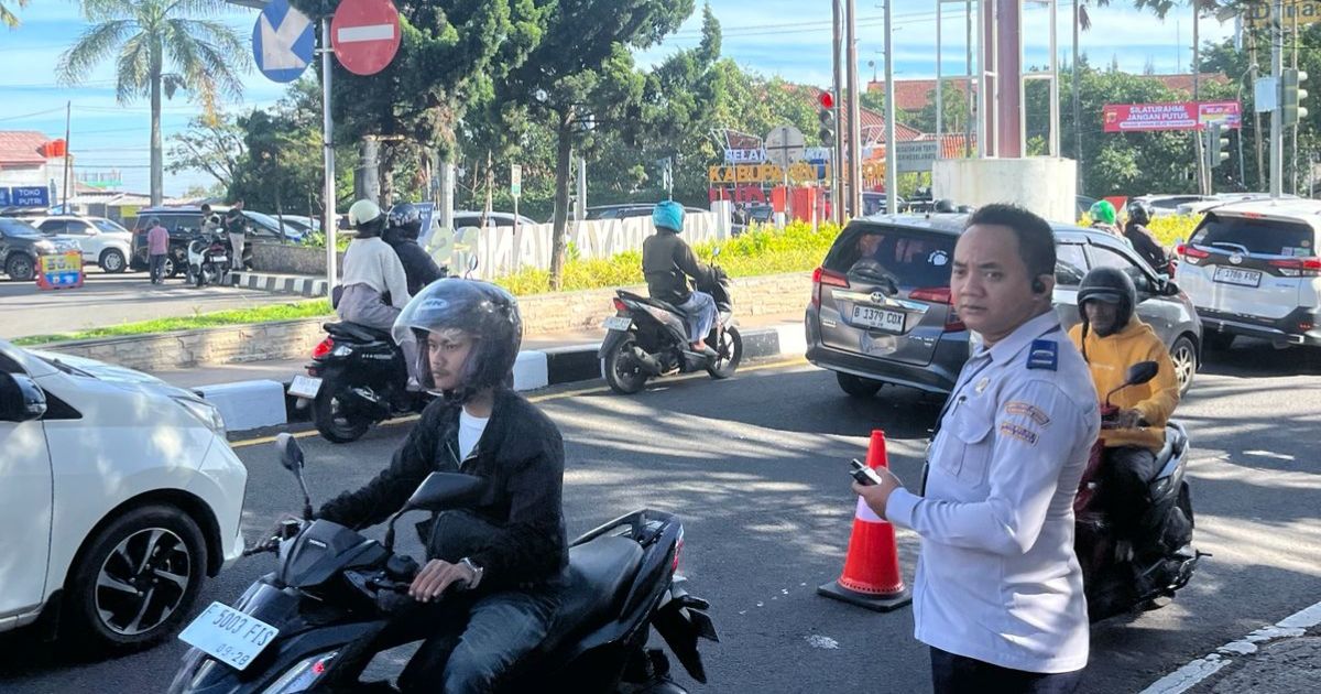 Petugas BPTD Kelas I Jawa Barat, Andi Virmawan, melakukan pengaturan lalu lintas di Simpang Gadog, Kabupaten Bogor, saat kepadatan kendaraan menuju Puncak, Selasa (24/3/2026).