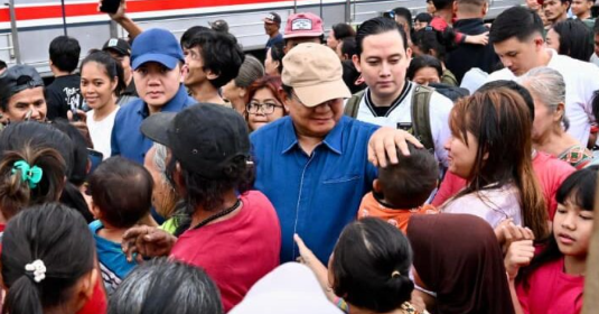Momen Haru Prabowo Blusukan ke Kramat Senen, Warga Terkejut hingga Menangis Haru