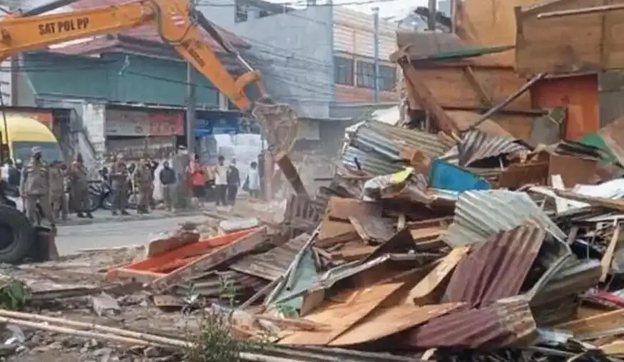 Satpol PP Kabupaten Bogor Tertibkan 17 Bangunan Liar di Belakang Pasar Cibinong