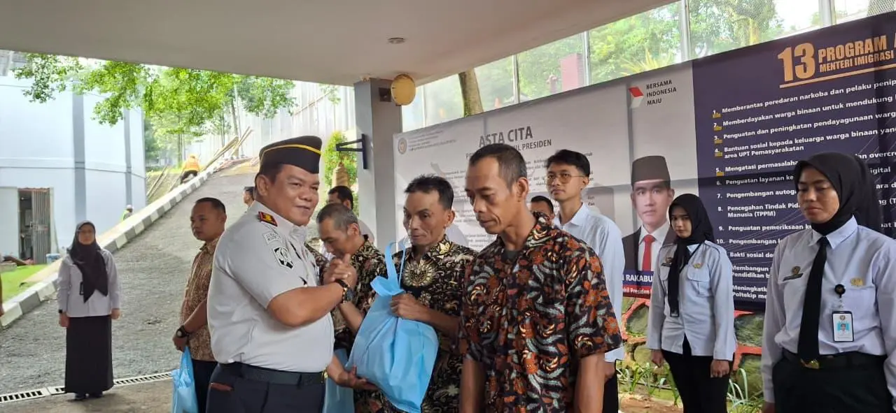 Lapas Khusus Kelas IIB Sentul Gelar Bakti Sosial, Bagikan Sembako untuk Warga Sekitar