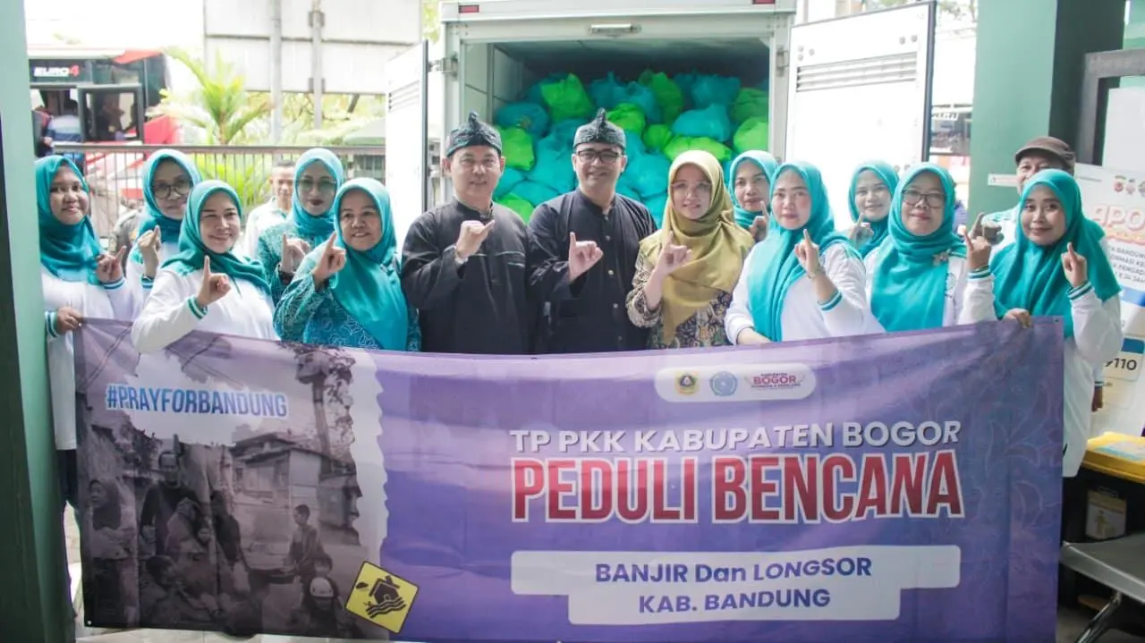 TP PKK Kabupaten Bogor Serahkan Bantuan untuk Korban Banjir dan Longsor di Kabupaten Bandung