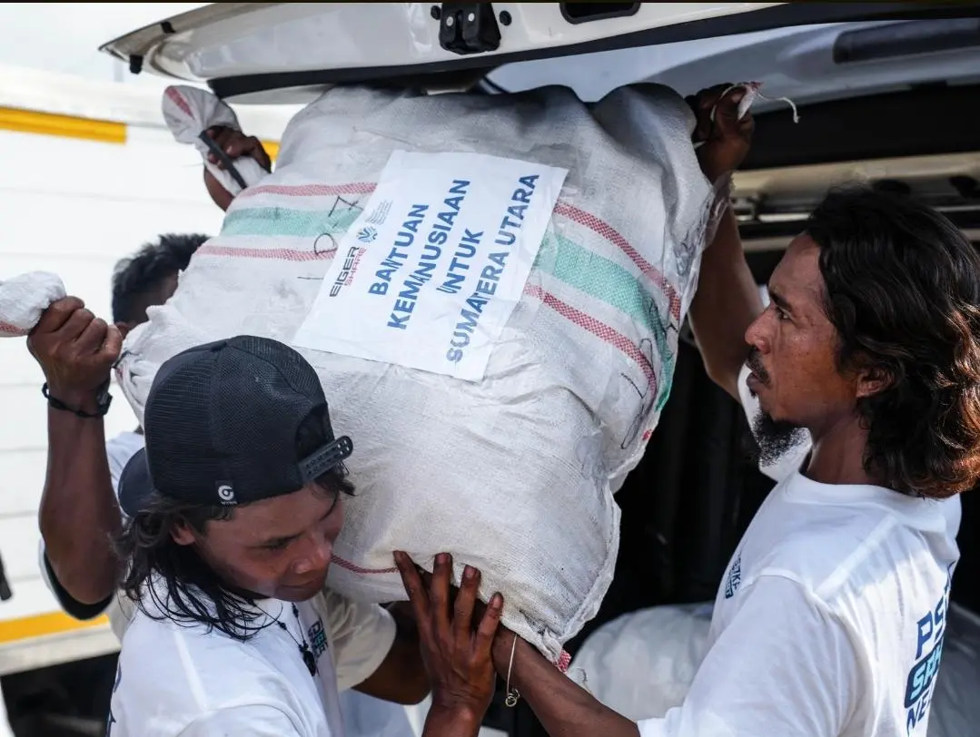 Belum Cukup, EIGER Kirim Satu Ton Jaket, Kaos, dan Kemeja untuk Pengungsi Banjir Sumatra