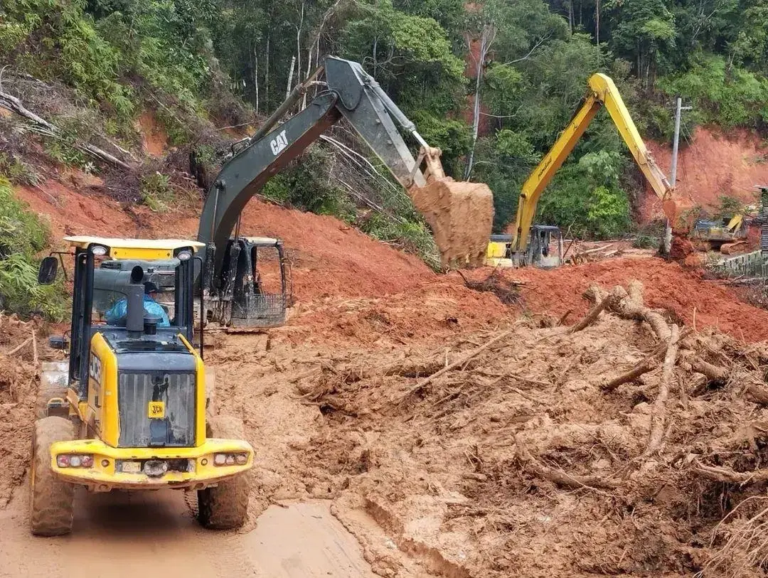 TNI Kerahkan Alat Berat Tembus Longsor, Puluhan Kilometer Akses Warga Tapteng Kembali Terbuka