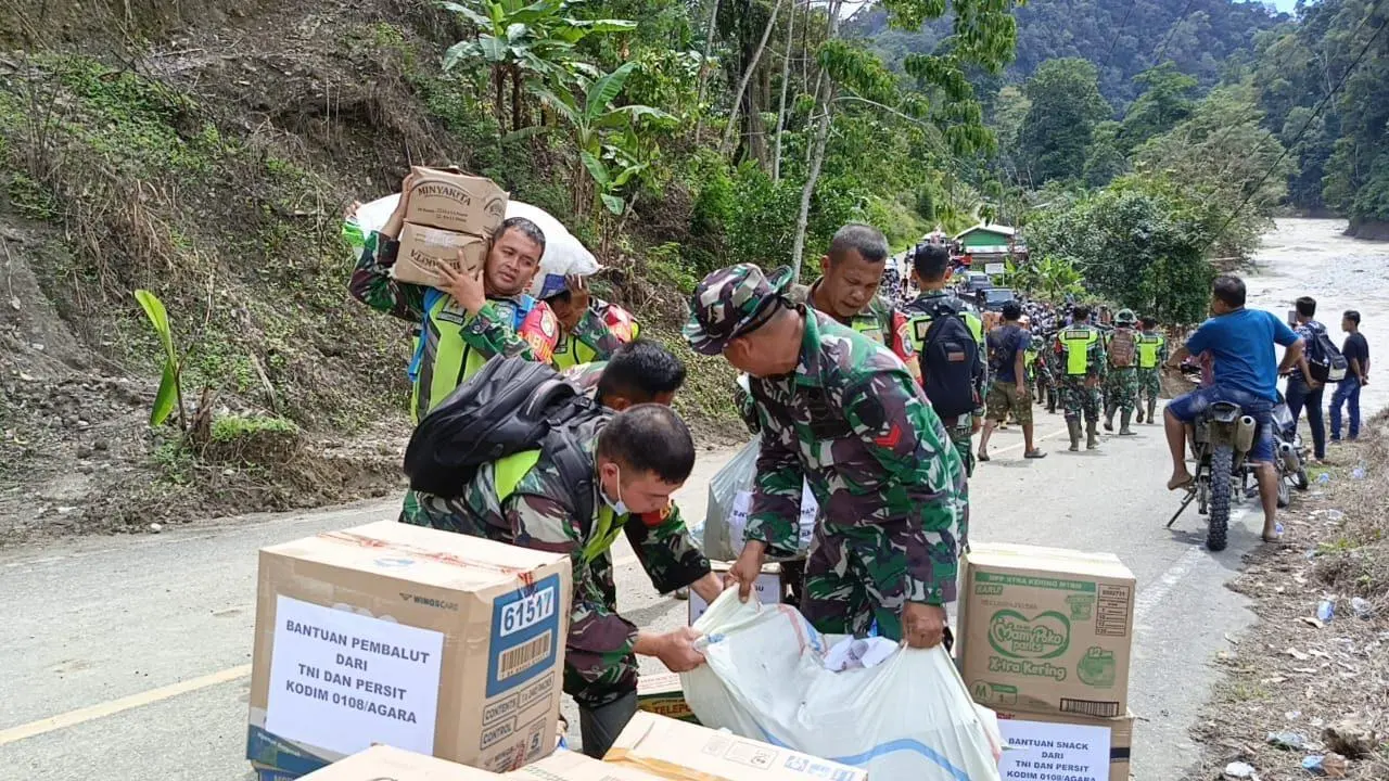 Tembus Lereng Licin Dua Jam, Personel Kodim 0108/Agara Antar Bantuan ke Desa Terisolir di Aceh Tenggara