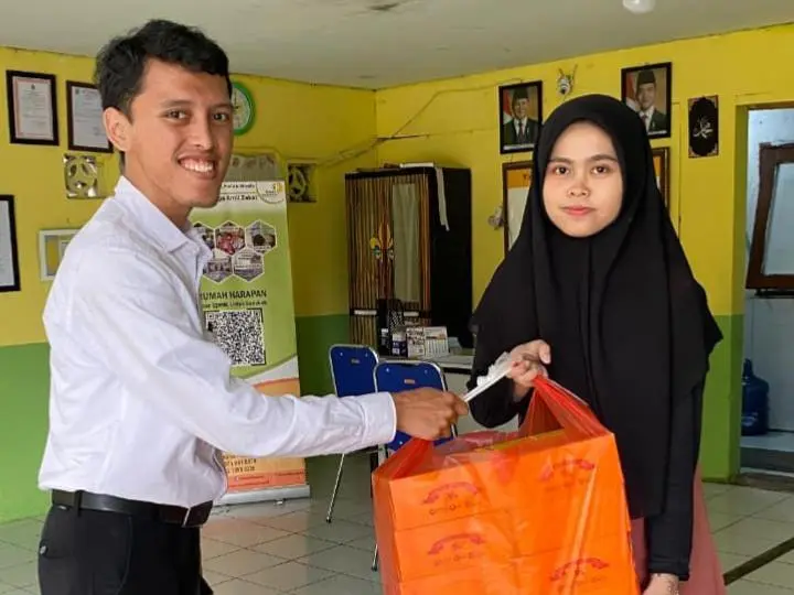 Peduli Sesama, BRI Bogor Pajajaran Rutin Bagikan Paket Makanan