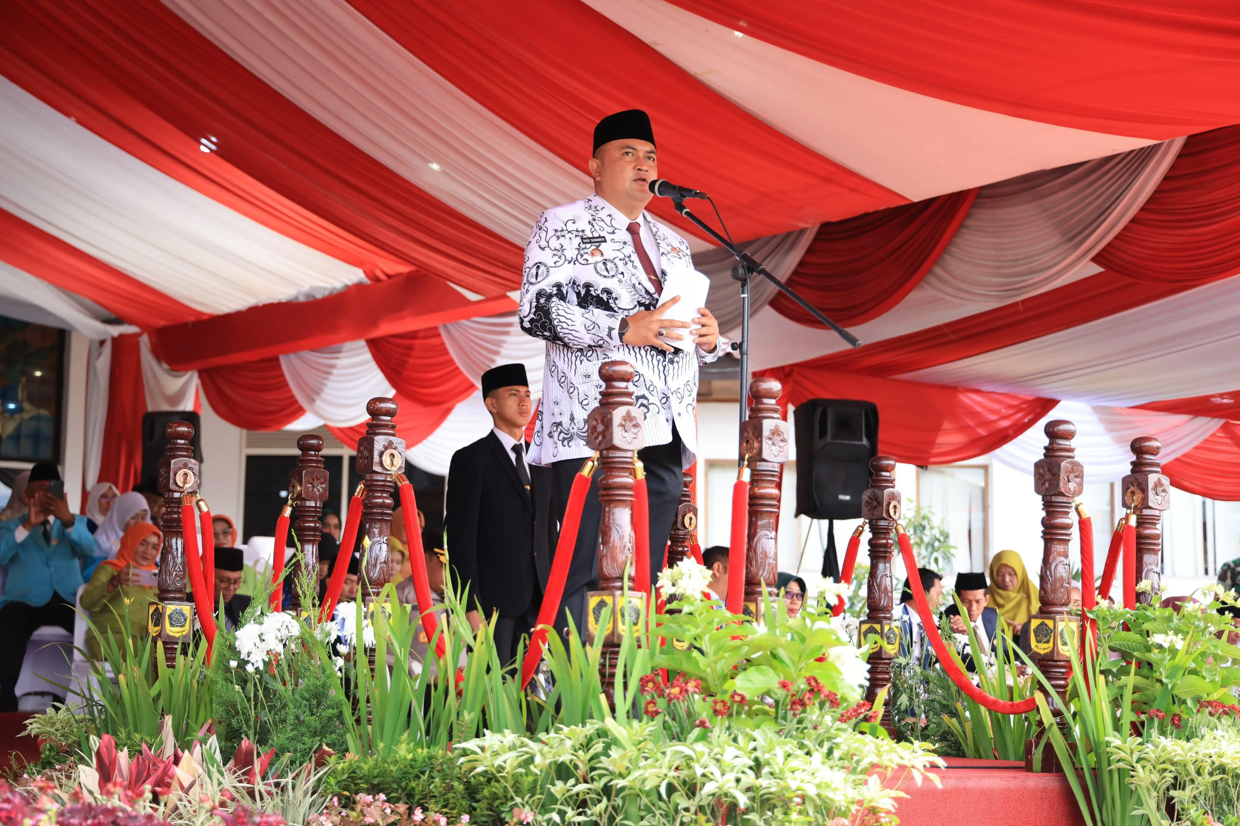 Bupati Rudy Susmanto Tegaskan Peran Guru dalam Membangun Kabupaten Bogor pada Upacara HGN 2025