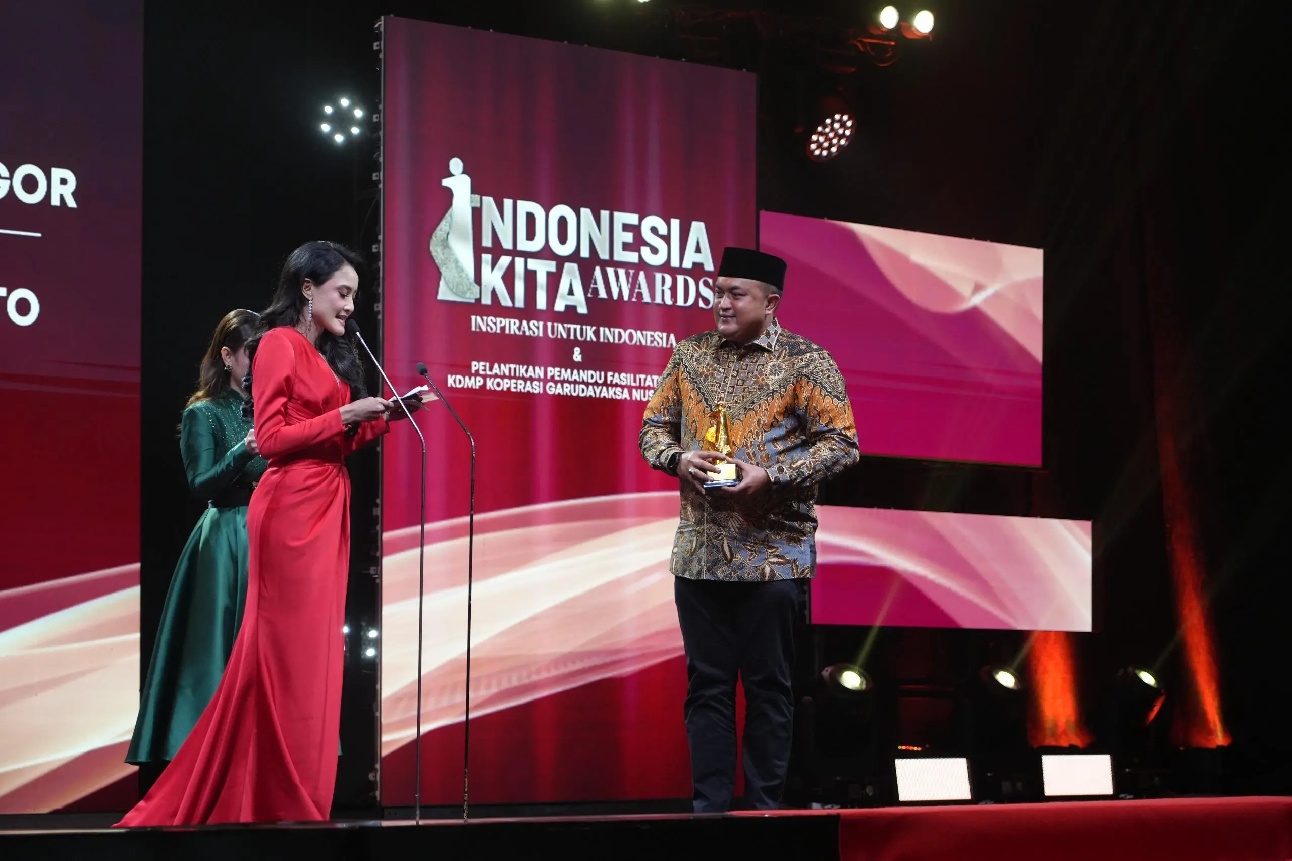 Bupati Bogor Rudy Susmanto Raih Penghargaan “Pahlawan Inspiratif” di Indonesia Kita Awards 2025