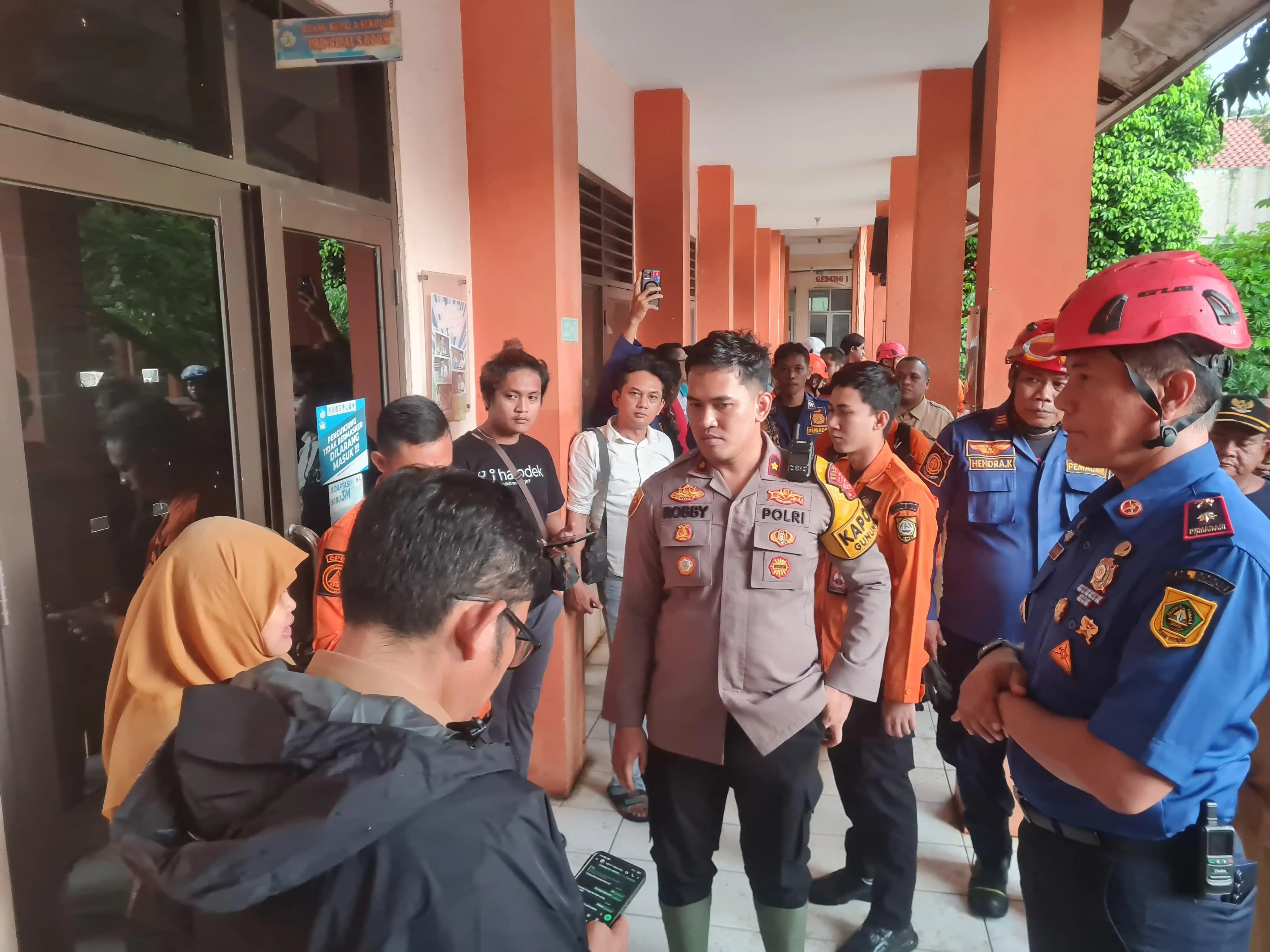 Kadis Damkar Sigap Tangani Insiden Ambruknya Atap SMKN 1 Gunung Putri, 44 Siswa Jadi Korban